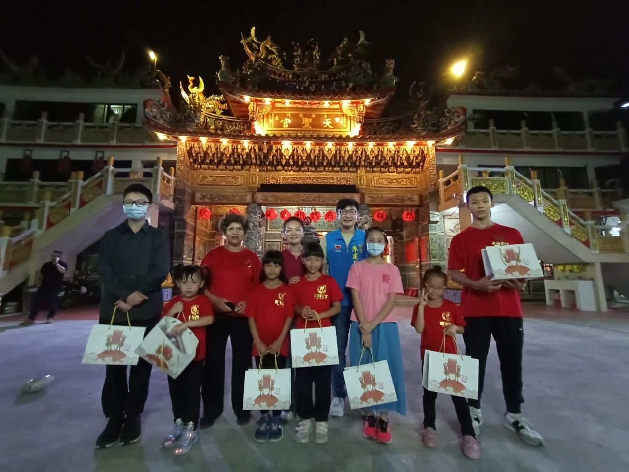 東海戰鼓『慶祝兒童節暨首季成果發表』圓滿,指導教練李小英老師(左三)、東海龍門天聖宮宮主陳柔嫻(左五)、台東縣政府秘書陳建廷(右四)共同頒獎給這學期當選各校模範生的鼓手們並合影。圖/東海龍門天聖宮 提供