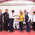 ▲台灣媽祖聯誼會鄭銘坤董事長(左4)親自頒獎給東海龍門天聖宮榮譽主委陳萬船(右4)。（圖/東海龍門天聖宮 提供）