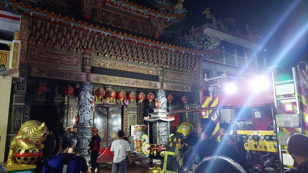 ▲知名台東媽祖廟『東海龍門天聖宮』11日晚間辦理開天門天貺納福添運法會圓滿後,發生祝融意外,警消迅速趕到,火勢十分鐘就被撲滅。(圖/東海龍門天聖宮 提供)
