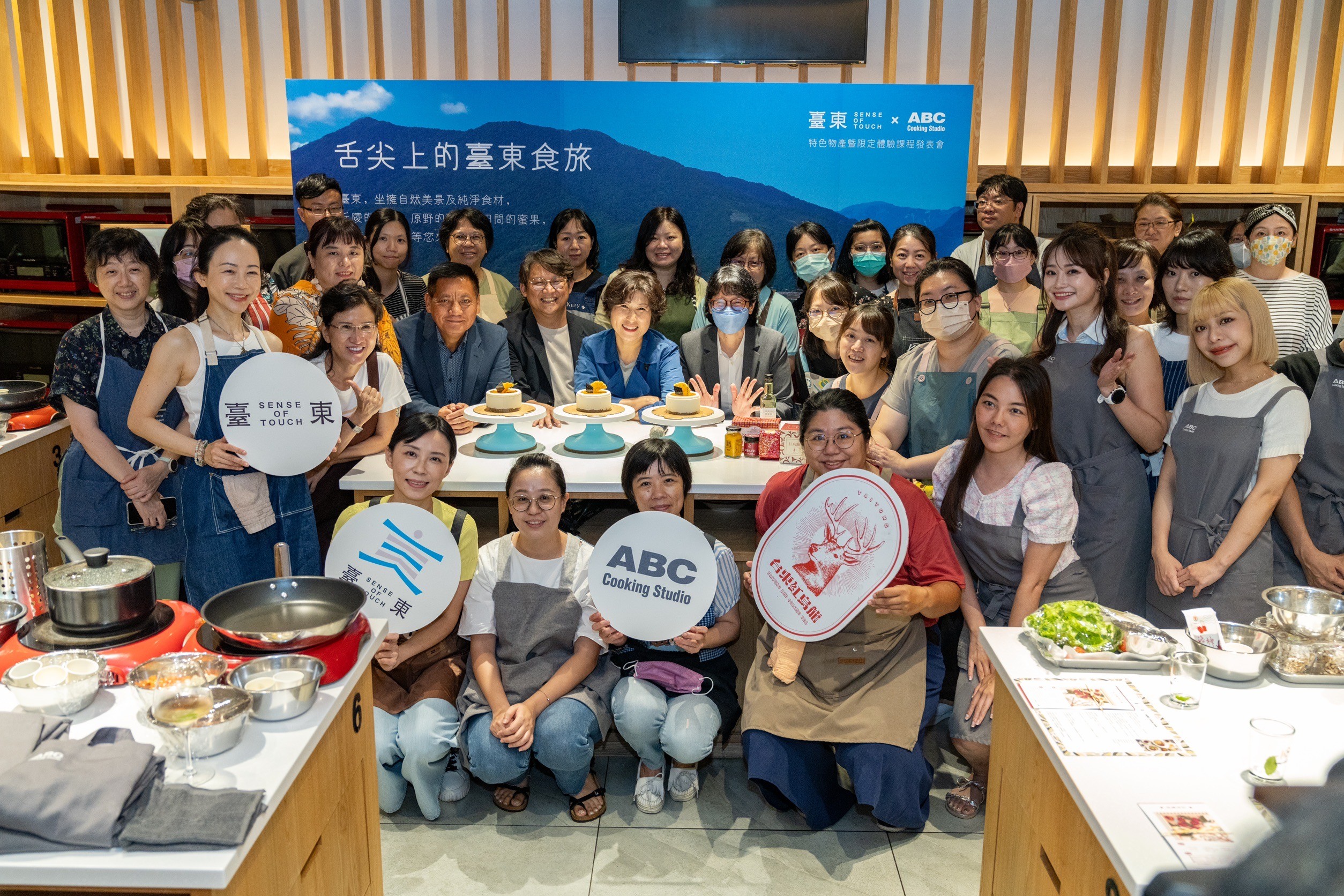 『舌尖上的台東食旅』台東特色物產暨限定體驗課程發表會，饒縣長與黃建賓立委、ABC Cooking Studio董事長黃尚莉一同出席，希望將台東的優質農產推向國際。