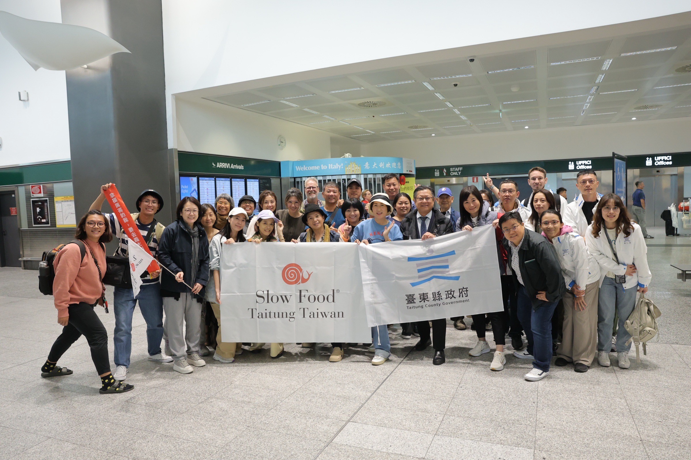 台東縣長饒慶鈴24日更親自率隊前往義大利參加全球慢食年會(2024 Terra Madre Salone del Gusto)，展現台東12年來發展慢食運動的成果，駐米蘭臺北辦事處處長林讚南親自接機