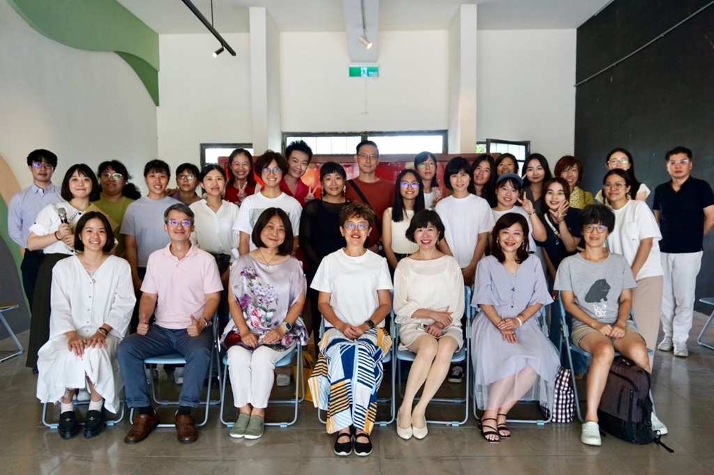 國立臺東大學兒童文學研究所《邊界之詩》師生聯展開幕茶會大合照