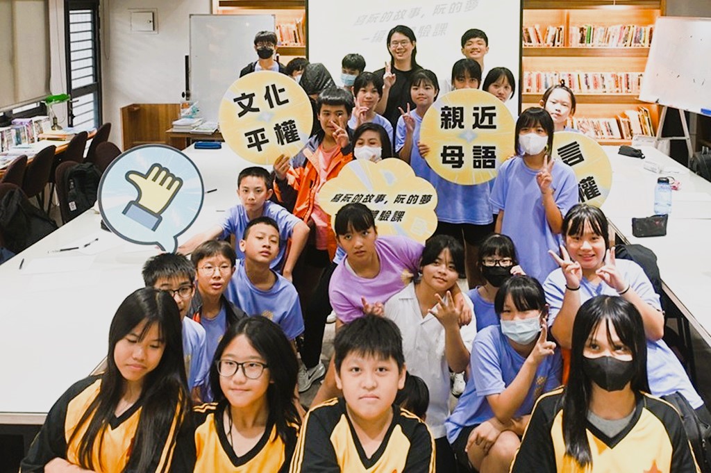 學員們在『藝青二號』豐富的課程內容中學習藝術與母語的重要性