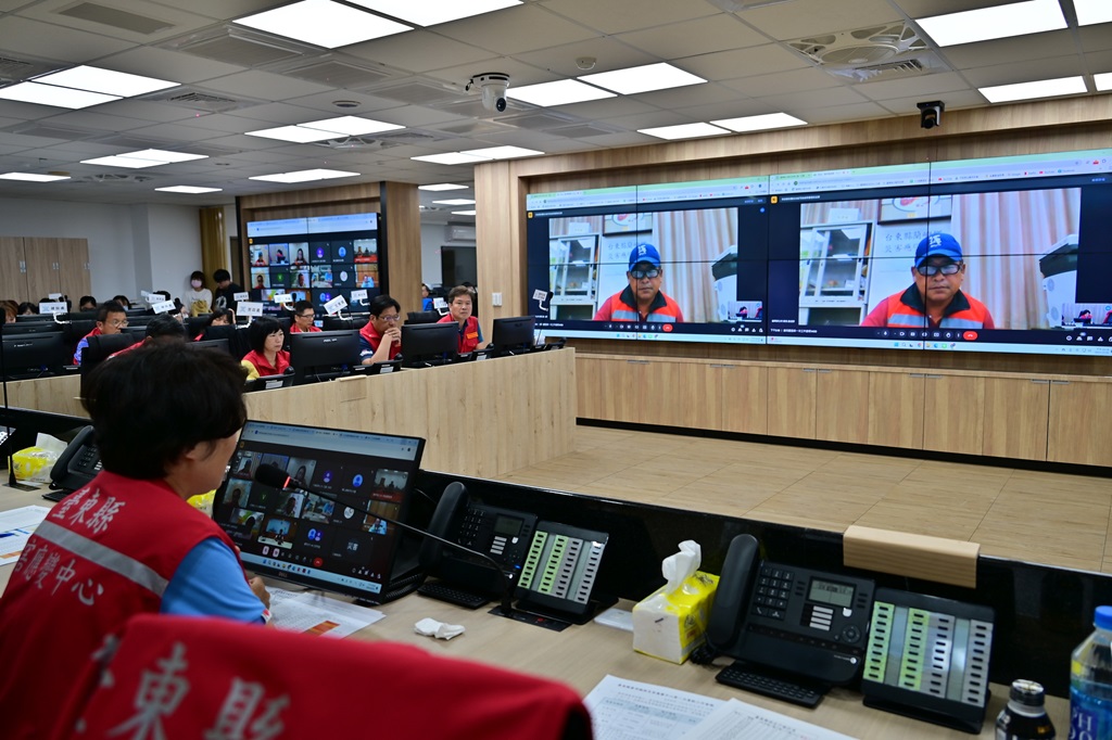 強颱康芮將來襲，臺東縣長饒慶鈴特別於下午視察應變中心主持第一次工作會報，並與各鄉鎮市長進行視訊