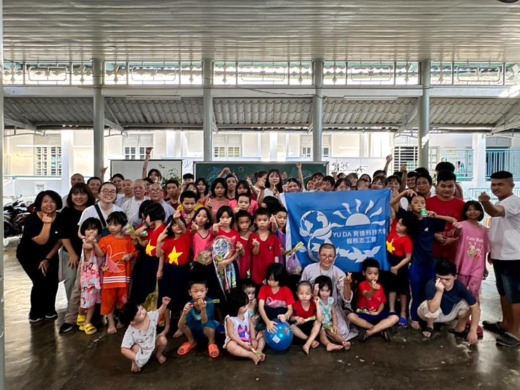 越想育見你-育達科技大學國際志工隊遠赴越南偏鄉展開志工服務與順化德山兒童之家合影