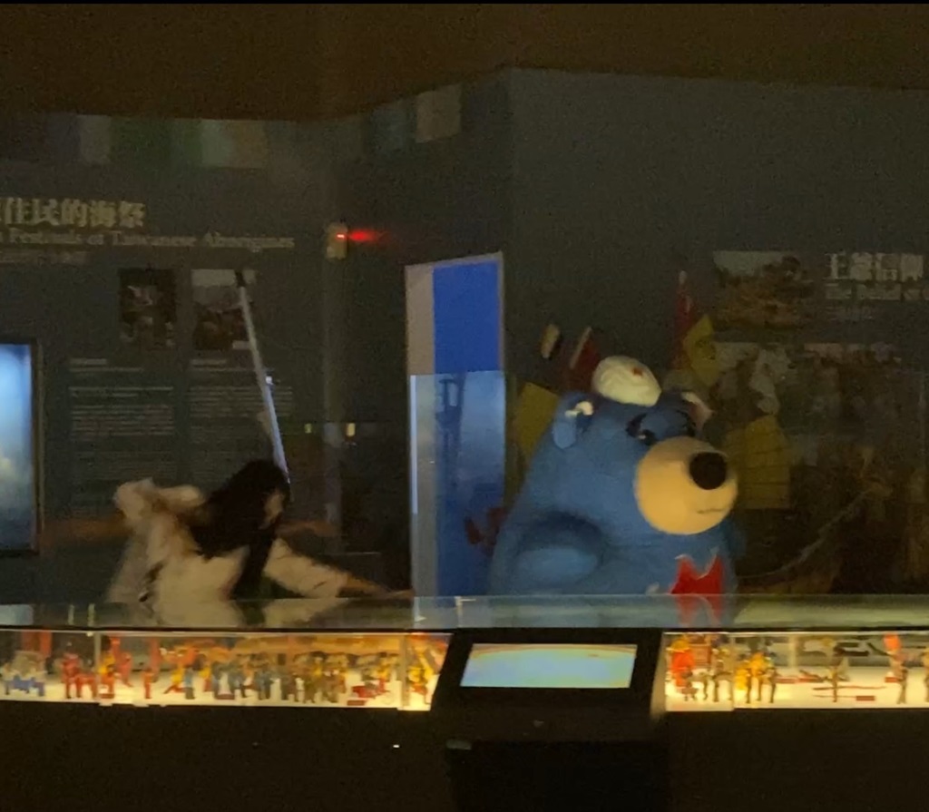 隨著萬聖節即將來臨，國立海洋科技博物館特別於10月26日(六)結合博物館夜間的氛圍，推出沉浸式的冒險遊戲活動『海科不眠夜黑影悄悄現』