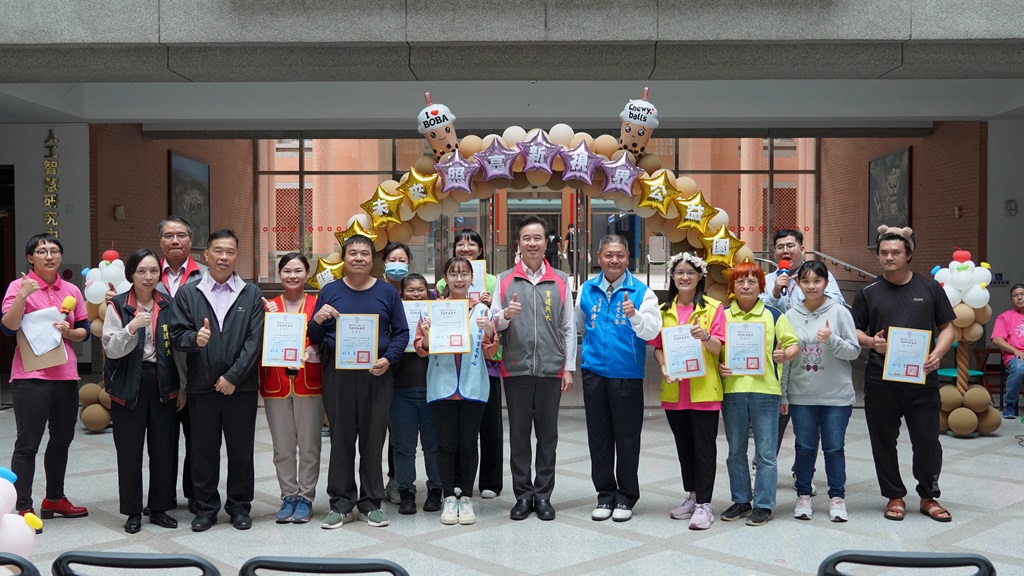 育達科大王育文董事長(圖中)與及貴賓與社福團體合影