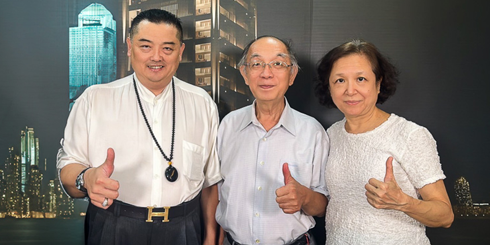 劉景昇中醫師賢伉儷(中、右一)對蔡許宏AI博士(左)推出『皇昱九天NO.1』給予高度肯定,未來將合作推出系列藥膳食譜,讓住戶能在二樓健康餐飲區找到適合的藥膳餐點,輕鬆享受健康生活。(圖照提供/岱瑪金誠)