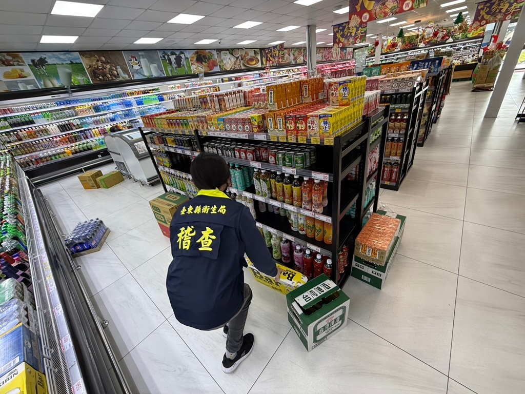 台東衛生局下午指派稽查人員前往業者處稽查，除請將『九龍齋食品有限公司』所生產之產品全數下架
