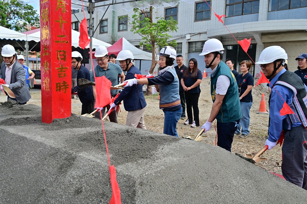 為提供原住民族表演藝術、樂舞展演專業場地，培育更多藝術人才，臺東縣政府整建國立臺東大學臺東校區PU館作為原住民族劇場，今(12)日辦理動土典禮